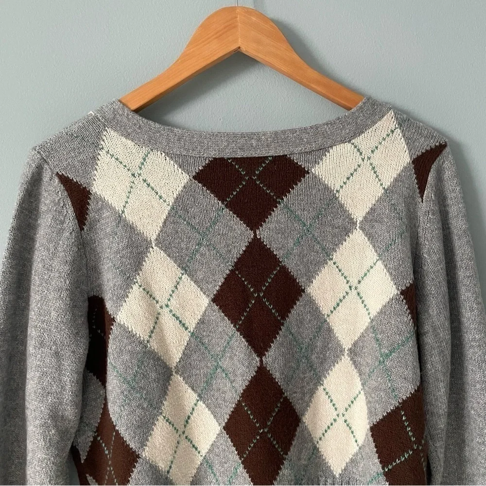 American Eagle Cropped Sweater
Womens M Gray Argyle
Academia Button Up - Picture 5 of 7